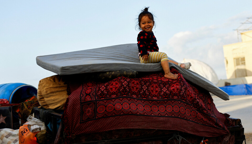 FRED I SIKTE? Et lite barn sitter på familien ting. Nå har palestinere på flukt et håp om å få vende hjem. Bildet viser et lite barn på Gaza som sitter på et kjøretøy med familiens ting. Foto: Mahmoud Issa / Reuters / NTB