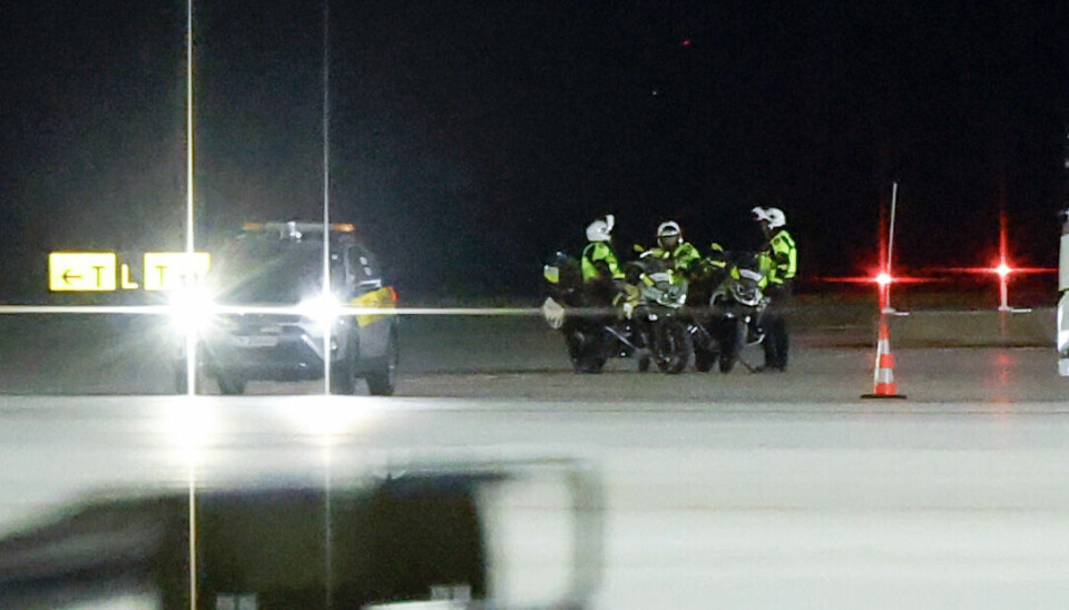 SPILLERNE LANDET: Torsdag landet Israels fotballspillere i Oslo. Politiet var til stede på flyplassen. Bildet viser politifolk på Gardermoen etter at flyet med Israels fotballspillere landet torsdag. Foto: Jonas Been Henriksen / NTB