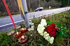 Bildet viser blomster og lys på ulykkesstedet der to biler kolliderte og fem mennesker mistet livet. Foto: 
Daniel Lilleeng / NTB