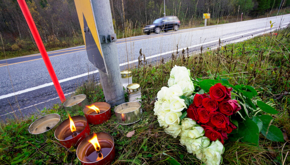 ULYKKEN I TROMSØ: To biler kolliderte på E8 i helgen. Bildet viser blomster og lys på ulykkesstedet der to biler kolliderte og fem mennesker mistet livet. Foto:
Daniel Lilleeng / NTB