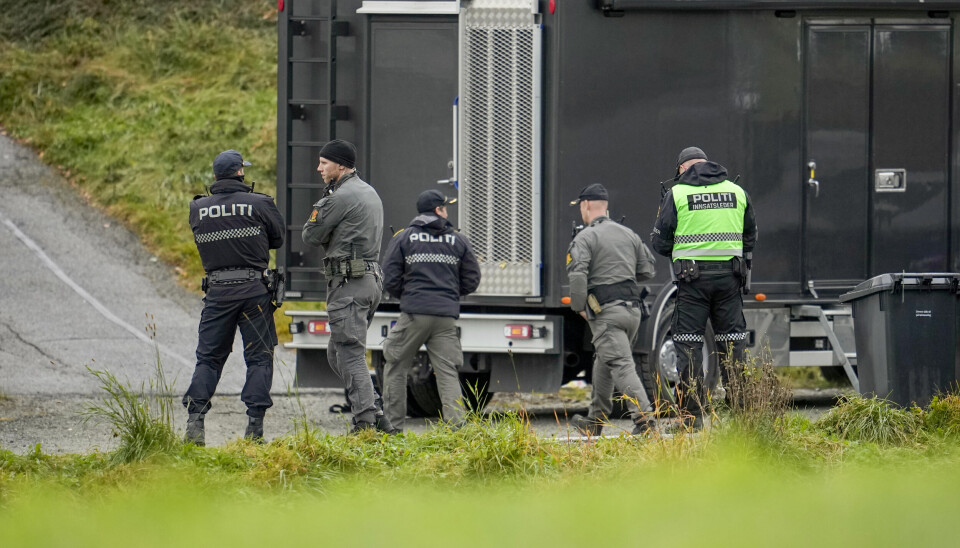 BOMBE: En bombe eksploderte i Drøbak for to år siden. Bildet viser politiets folk på stedet der en bombe eksploderte i Drøbak i 2023. Foto: Beate Oma Dahle / NTB