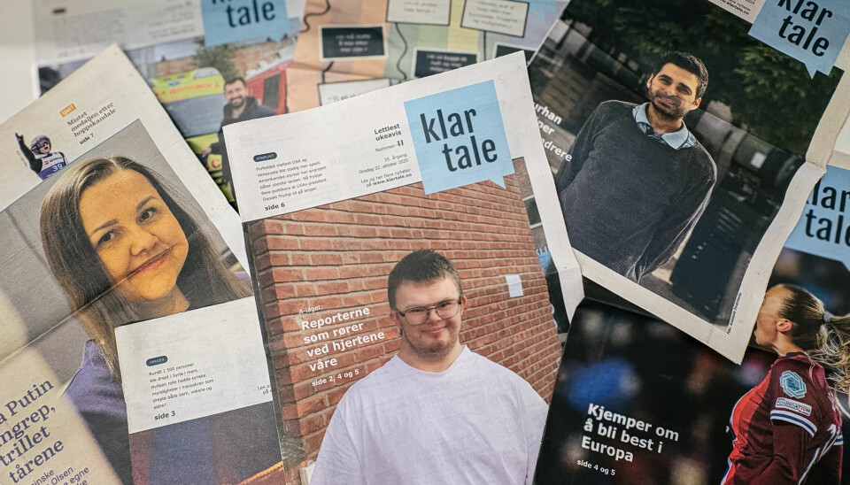 FINALIST: Klar Tale er finalist til mangfoldsprisen for 2025. Bilde av mange papiraviser av Klar Tale.