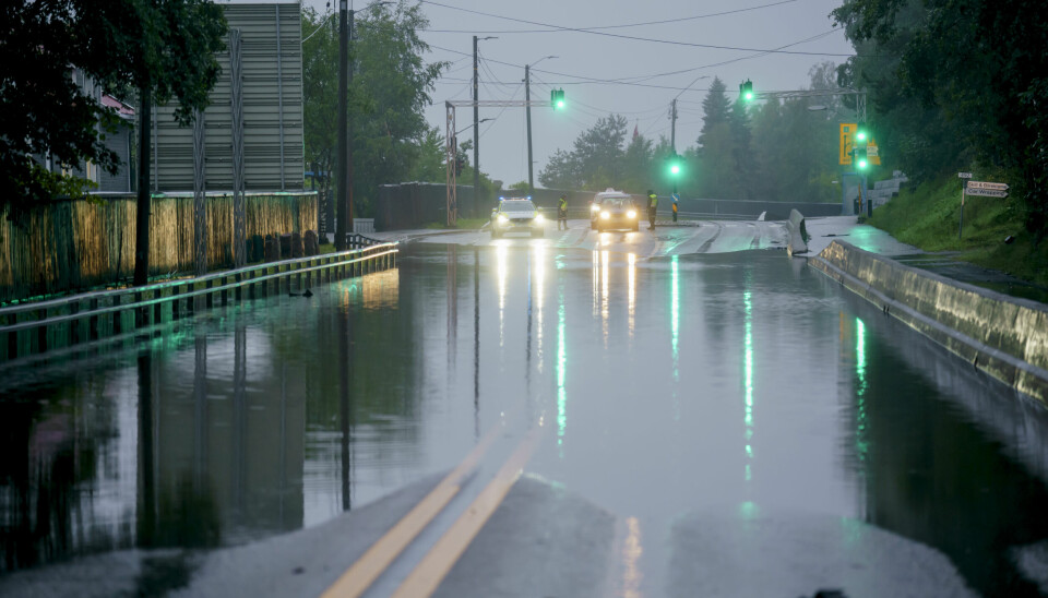 REGN: Regnet kan føre til mye vann på veier.