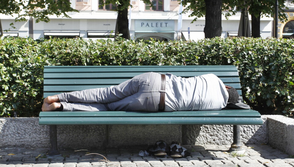 STILLE KLOKKA: Natt til søndag stiller vi klokka én time tilbake. Det kan gi foreldre noen tidlige morgener fremover. Bildet viser en mann som tar seg en lur på en benk i Oslo. Foto: Tor Erik Schrøder / NTB