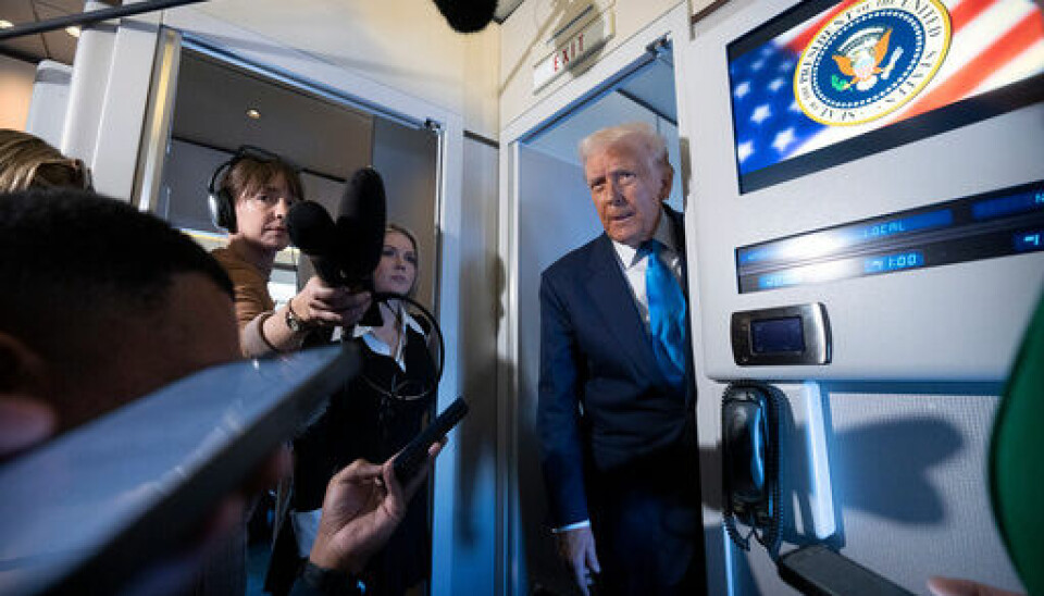 NYTT ANGREP: USAs president Donald Trump støtter at Israel angrep Gaza tirsdag. Bildet viser Donald Trump som intervjues av journalister på fly. Foto: Mark Schiefelbein / AP / NTB
