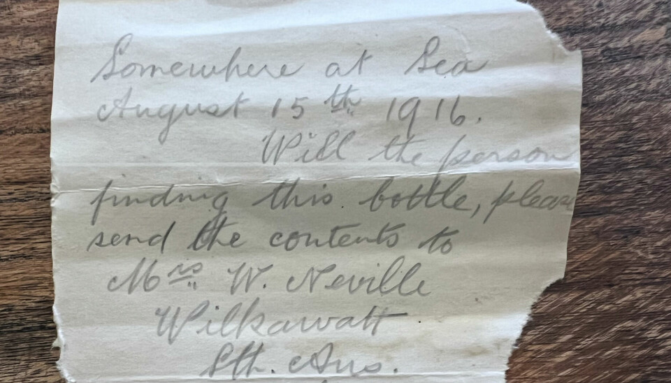 FLASKEPOST: En flaskepost fra 1916 dukket plutselig opp på en strand i Australia.