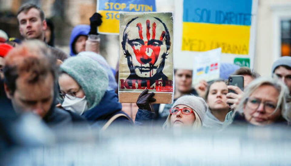 UKRAINERE: På grunn av en endring i loven, er det flere ukrainere som ikke for lov å være i Norge lenger. Bildet viser en demonstrasjon og en plakat av Putin med en blodig hånd over seg. Foto: Javad Parsa / NTB