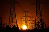 Bildet viser høyspentmaster i solnedgang. (AP Photo/Mark J. Terrill, File)