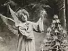 Bildet viser et fotografi med et barn utkledd som en engel, som henger lys på et juletre.