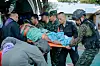 Bildet viser en skadd soldat som ligger på en båre på vei inn i en sykebil. Foto: Royal Thai Army via AP / NTB