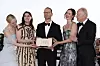 Bildet viser skuespillere Elle Fanning, Inga Ibsdotter Lilleaas, Joachim Trier, Renate Reinsve og Stellan Skarsgard på Cannes-festivalen i vår. Trier holder prisen de da vant.