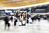 Bildet viser masse folk på Oslo lufthavn.