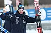 Bildet viser skiskytter Sivert Guttorm Bakken med skiene i hånden på Geilo.