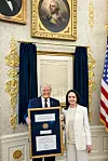 Bildet viser Maria Corina Machado og Donald Trump. Trump holder Nobel-medaljen. Foto: Daniel Torok / The White House / Reuters / NTB