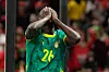 Pape Gueye fra Senegal dekker ansiktet med hendene under AFCON-finalen mot Marokko.