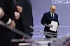 Bildet viser Vladimir Putin med papirer som kommer inn til et møte i Moskva.