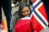 Prinsesse Ingrid Alexandra smiler bak norske flagg under et besøk på Langerudhjemmet i Oslo.