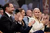 Kronprinsfamilien applaudere under Nobels fredsprisutdeling i Oslo rådhus.