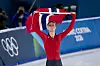 Sander Eitrem jubler med norsk flagg på isen etter 5000 meter i Milano-OL 2026