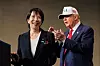 Sanae Takaichi og Donald Trump står sammen på en scene om bord på USS George Washington i Japan.