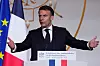 Emmanuel Macron taler ved en talerstol foran EU- og fransk flagg i Elysee-palasset.