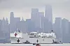 USNS Comfort sykehusskip foran Manhattans tåkete skyline i New York havn.