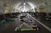 Folk ligger tett i en metrohall i Kyiv som brukes som tilfluktsrom under angrep.