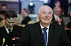 Kong Harald smiler sittende i salen under årsmøtet i Nasjonalbiblioteket i Oslo.