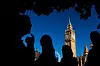 Bildet viser folk foran Big Ben. Foto: Julia Demaree Nikhinson / AP / NTB