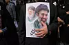 Bildet viser en tegning av Ayatollah Mojtaba Khamenei og faren hans Ali. Foto: Vahid Salemi / AP Photo / NTB
