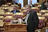 Bengt Fasteraune fra Sp står ved talerstolen i Stortingets sal.