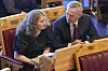 Jens Stoltenberg og Tuva Moflag sitter i Stortingets sal.