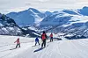 Bildet viser en familie på ski i fjellet. Foto: Halvard Alvik / NTB