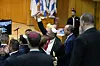Politikere i Knesset jubler, en mann med kippa løfter armen i været.