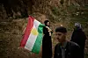 En kvinne holder et kurdisk flagg under en nowruz-feiring i Akra i Kurdistan-regionen i Irak.