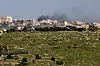 Røyk stiger over landsbyen Bint Jbeil sør i Libanon, nær grensen til Israel, 17. april 2026. En 10 dagers våpenhvile mellom Libanon og Israel trådte i kraft samme dag.