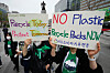 Miljøaktivister i Seoul holder store plakater om plast og resirkulering under en Earth Day-marsj.