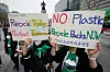 Miljøaktivister i Seoul holder store plakater om plast og resirkulering under en Earth Day-marsj.