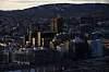 Barcode-rekken og høye bygg i Oslo sentrum ved solnedgang