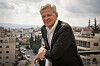 Jan Egeland står på takterrasse med utsikt over Amman i Jordan.