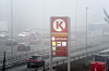 Circle K-prisskilt ved motorvei i tett tåke viser høye priser på bensin og diesel i Oslo.