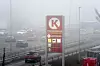 Circle K-prisskilt ved motorvei i tett tåke viser høye priser på bensin og diesel i Oslo.