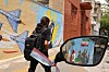 Bilde av mann som går forbi en mur med anti-USA malinger på i Teheran i Iran. Foto: AFP