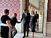 Bildet viser leder for Dysleksi Norge Katrin Dahlstrøm ved siden av generalsekretær for Dysleksi Norge Caroline Vigestad Solem som tar kronprins Haakon i hånda. Ved siden av kronprinsen står borgermester i Oslo Anne Lindboe. Prinsesse Astrid Fru Ferner trilles inn i rullestol i bakgrunnen.