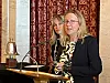 Ordfører Anne Lindboe (til venstre) og Caroline Solem (til høyre) står ved podiet på Oslo Rådhus.
