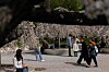 Mennesker spaserer og hviler under blomstrende trær i en park i Kyiv.