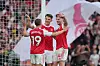 Tre Arsenal-spillere feirer foran målet etter en scoring på Emirates Stadium.