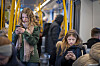 Bildet viser to unge jenter med hver sin mobil. Foto: Heiko Junge / NTB