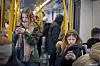Bildet viser to unge jenter med hver sin mobil. Foto: Heiko Junge / NTB