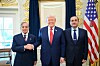 Pakistans statminister Shehbaz Sharif, hærsjef Asim Munir og USAs president Donald Trump poserer foran amerikanske flagg i Det hvite hus.